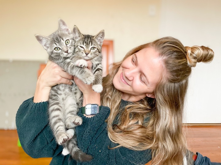 girl with two kittens