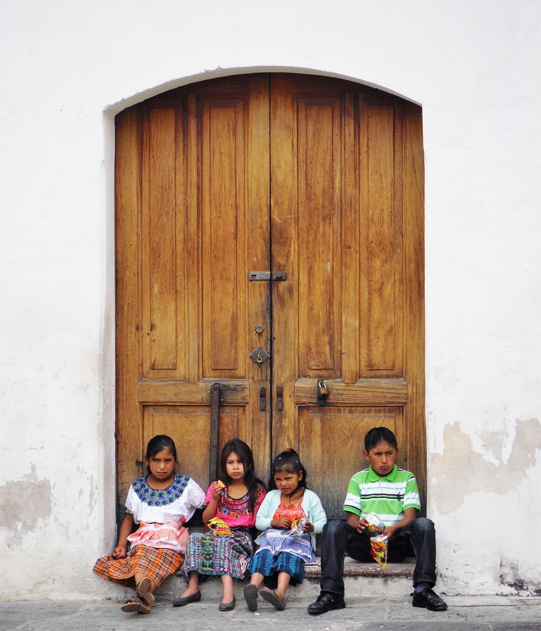 children by door